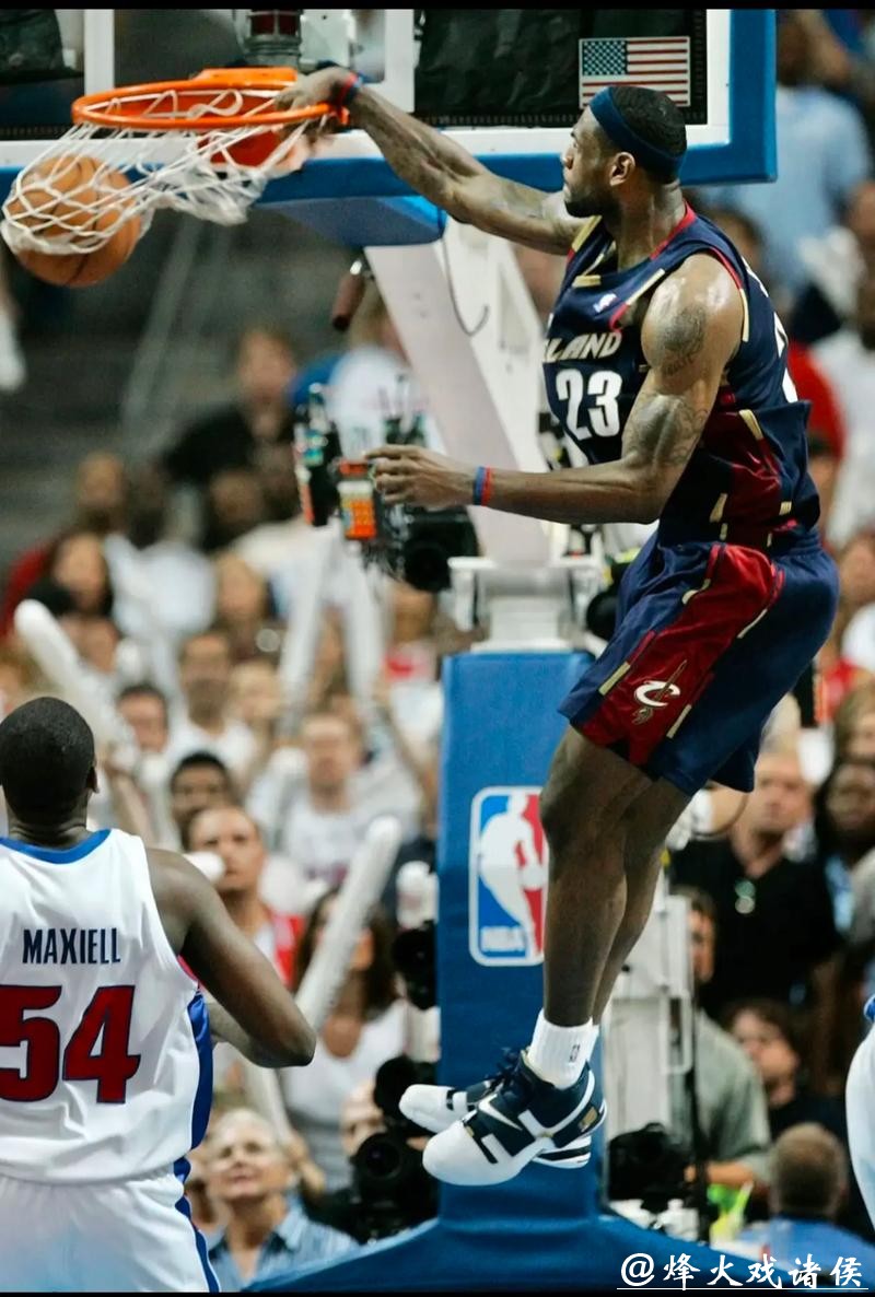 詹姆斯200岁依旧暴扣炫酷！本人幽默回应好友夸赞：配上6个笑哭表情