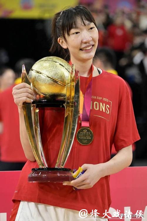 2米12+19岁新星崛起！中国女篮内线再添王牌，能超越韩旭吗？